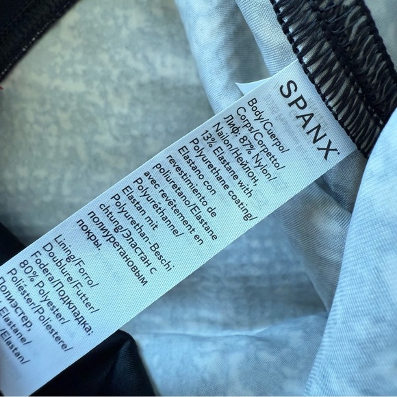 New SPANX Faux Leather Snake Shine Leggings Grey NWT Casual Women’s Medium - Picture 12 of 13